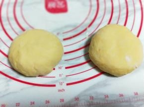 将面团取出排气，分成2等份揉圆。