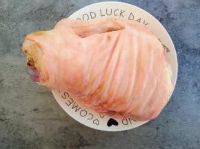 红烧最好选择前肘，肘子洗干净备用