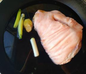 洗干净的肘子与葱姜一起冷水入锅焯一下