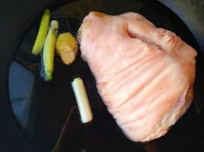 洗干净的肘子与葱姜一起冷水入锅焯一下