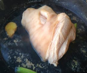 烧开后撇去锅里浮沫