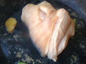 烧开后撇去锅里浮沫