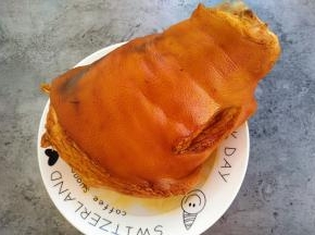 趁热抹上两勺红烧酱油，给肘子做全身按摩