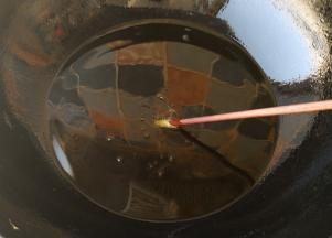 锅里入油，烧至七成热