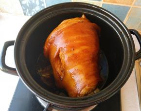 炸好的前肘捞出放入砂锅