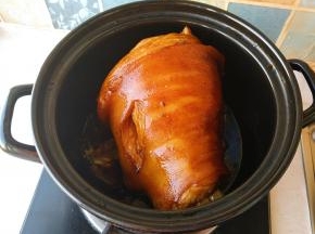 炸好的前肘捞出放入砂锅