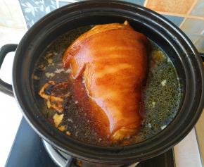 将全部香料，盐放入砂锅中，并加满水，中小火炖一个小时了