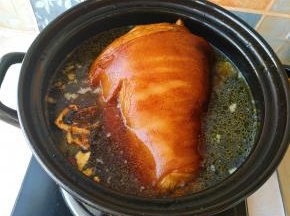 将全部香料，盐放入砂锅中，并加满水，中小火炖一个小时了