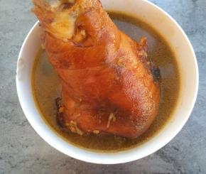 炖至肘子剩一碗汤汁时连汤带肉一起盛出