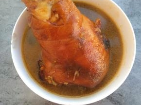 炖至肘子剩一碗汤汁时连汤带肉一起盛出