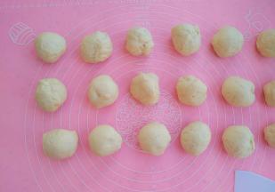 再将面团分成20份，每份约35克