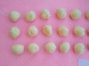 再将面团分成20份，每份约35克