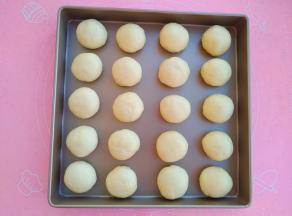 将面团搓圆放入烤盘中