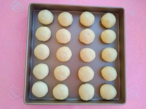 将面团搓圆放入烤盘中