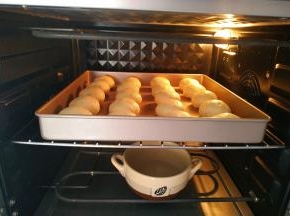 烤盘放入烤箱，45°二次发酵50分钟，记得在烤箱底部放一碗温水保持湿润