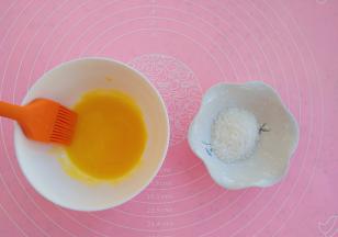 准备好蛋黄和椰蓉