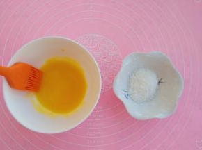 准备好蛋黄和椰蓉
