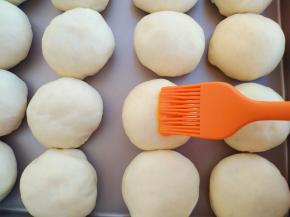 再其表面刷上一层蛋黄液