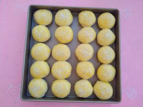 撒上一层椰蓉，烤箱提前170°预热