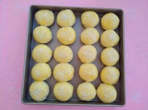 撒上一层椰蓉，烤箱提前170°预热