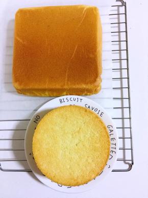 提前做好的两个戚风蛋糕胚备用。