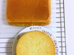 提前做好的两个戚风蛋糕胚备用。