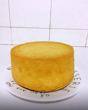 6寸戚风蛋糕切成三片备用。（切开的图片忘记拍了！）