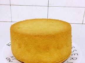 6寸戚风蛋糕切成三片备用。（切开的图片忘记拍了！）