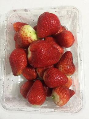 草莓提前清洗干净沥干水分备用。