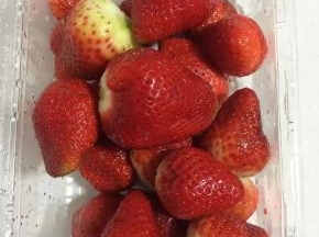 草莓提前清洗干净沥干水分备用。