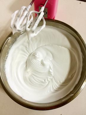 低速打发奶油，出现明显纹路，倒扣不流出即可。（低速打，虽然多费点时间，但保险一点，打成固态了更要注意观察，一不小心就打过了成渣了）