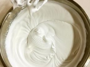 低速打发奶油，出现明显纹路，倒扣不流出即可。（低速打，虽然多费点时间，但保险一点，打成固态了更要注意观察，一不小心就打过了成渣了）