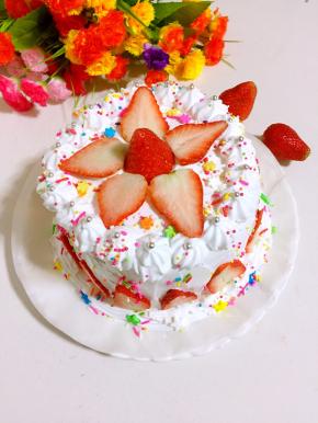 做好的奶油蛋糕放在冰箱里冷藏半天，奶油的味道会微渗入蛋糕胚中，那时再品尝口感最佳。