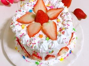 做好的奶油蛋糕放在冰箱里冷藏半天，奶油的味道会微渗入蛋糕胚中，那时再品尝口感最佳。