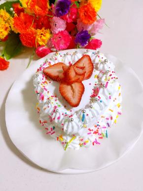 最后撒上彩糖装饰一下即可。