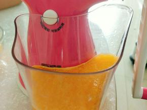 一起放入原汁机榨汁