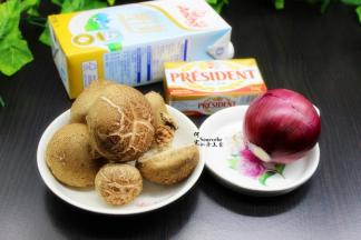 准备食材：香菇、洋葱、牛奶、淡奶油、面粉等；