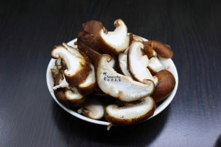 香菇洗净，香菇切片；香菇要挑选厚实多肉且新鲜。