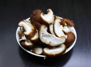 香菇洗净，香菇切片；香菇要挑选厚实多肉且新鲜。