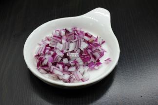 洋葱洗净，切丁；哈哈，切洋葱的时候要小心哦，别“感动”的留眼泪。