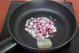 热锅，倒入黄油融化，倒入洋葱煸香；要用小火哦，别太大的火；这样才能把洋葱的香味煸炒出来