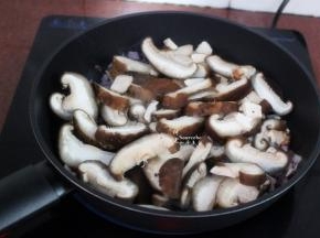 加入香菇继续煸炒变软；香菇炒软能散发出菌类的自然香味。