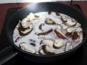 加入牛奶、水，煮开之后关火；注意水的比例，别太大水就不浓香哦。