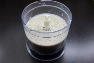 稍微放凉，放入料理机打碎；每个料理机不同，操作根据自家料理机操作。