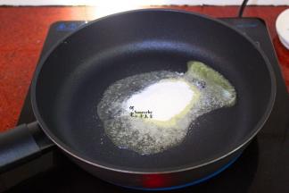 热锅，再放一点黄油软化，倒入加入面粉；