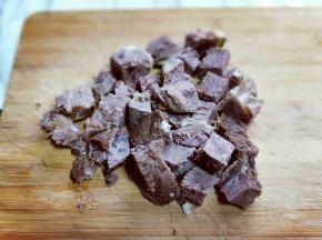 将牛肉切块，大小根据个人喜欢。