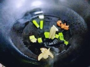 锅中加入食用油，再加入香料炒香。