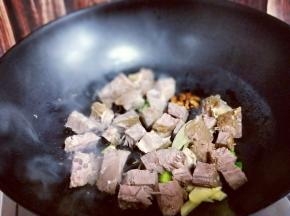 加入切好的牛肉煸炒。