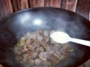 加入白砂糖，将牛肉炖熟。