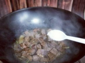加入白砂糖，将牛肉炖熟。
